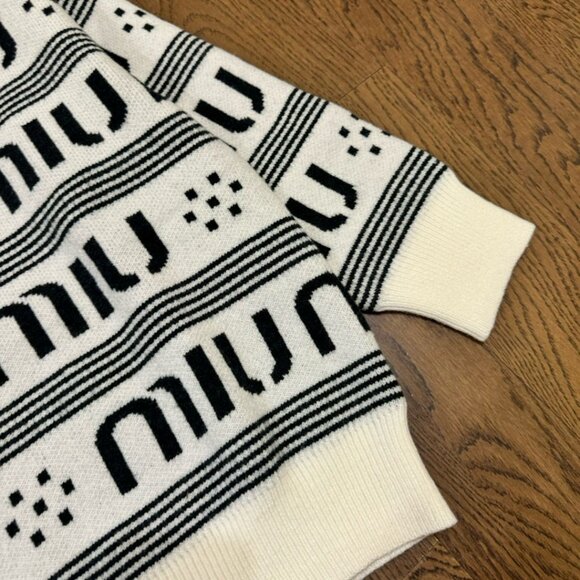 Miu Miu logo print round neck sweater - Picture 4 of 5